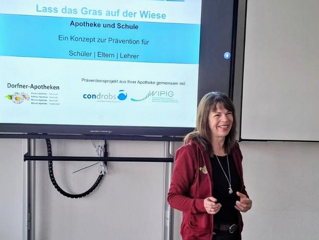 Apothekerin Anja-Marie Thumann von der Kloster-Apotheke Neumarkt am Suchtpräventionstag 2025 des Ostendorfer Gymnasiums Neumarkt