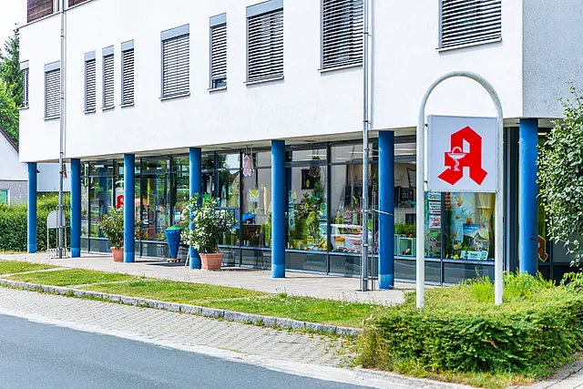 Bild des Eingagnsbereichs der Marien-Apotheke Seubersdorf