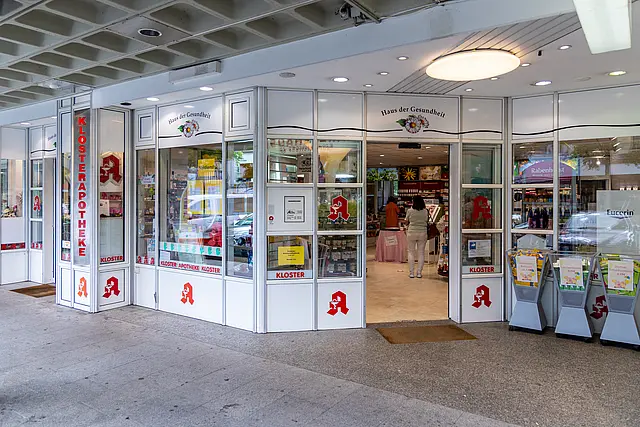 Bild des Eingagnsbereichs der Kloster Apotheke Neumarkt